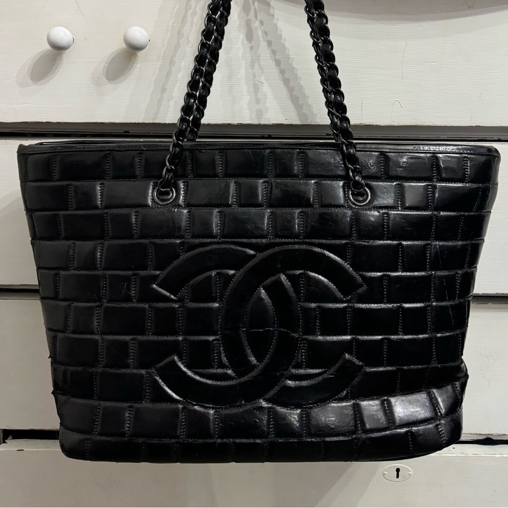 AUTH•CHANEL! This is a BRICK HOUSE!🖤